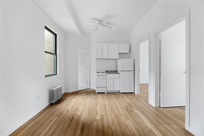 Foto del edificio - 239 W 63rd St