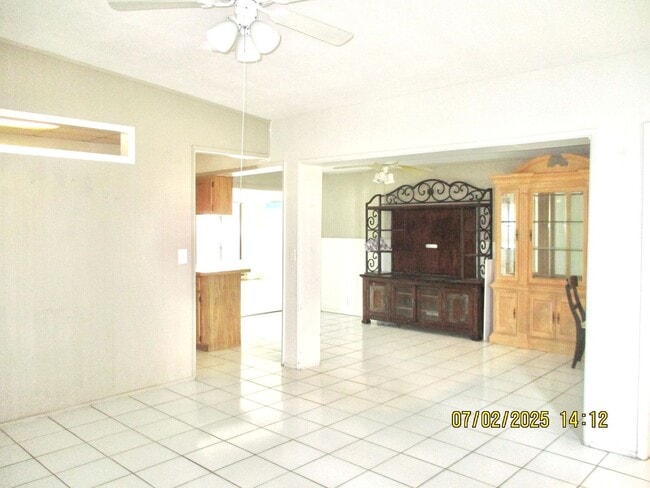 Building Photo - Spacious 3-Bedroom, 2-Bathroom Home in Des...