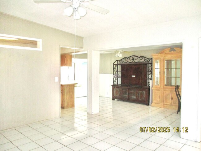 Foto del edificio - Spacious 3-Bedroom, 2-Bathroom Home in Des...