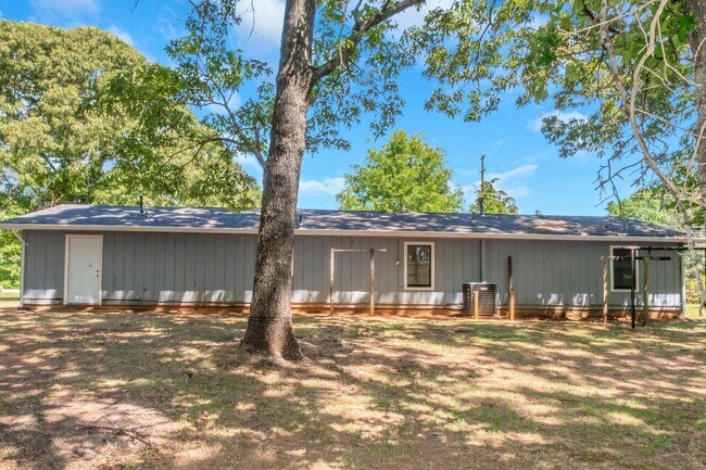 Building Photo - This fully remodeled 3-bedroom, 1-bath home in Covington (Pictures Coming Soon)