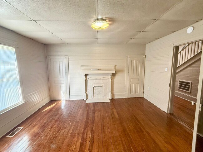 Foto del edificio - Three Bedroom, 1 Bath Gibsonville Home with Rocking Chair Front Porch