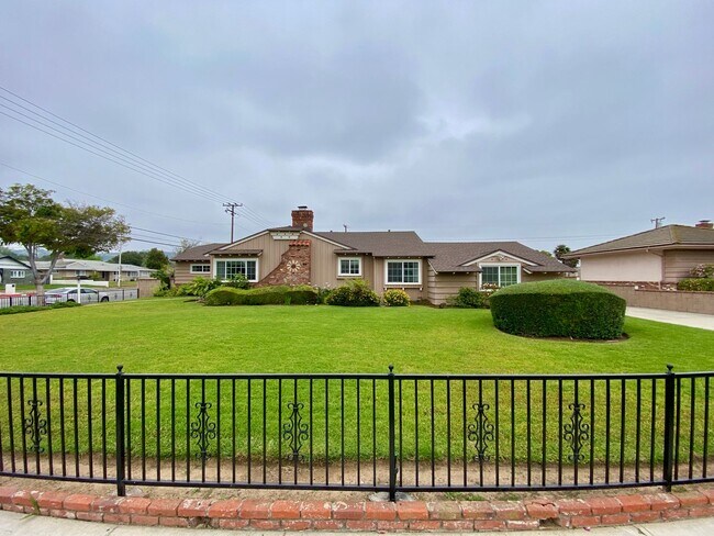 Building Photo - 3 Bed, 2.5 Bath Home Boasting with Character!