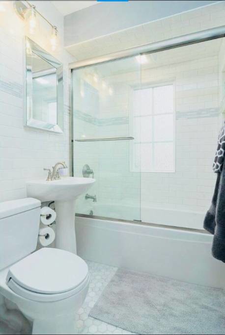 Baño del piso principal - 5548 41st Ave S