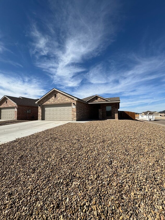 Foto principal - Newer Construction in The Meadows corner l...