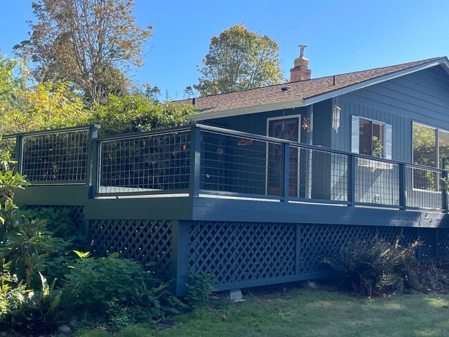 Building Photo - "The Bluff House on Admiralty Way"