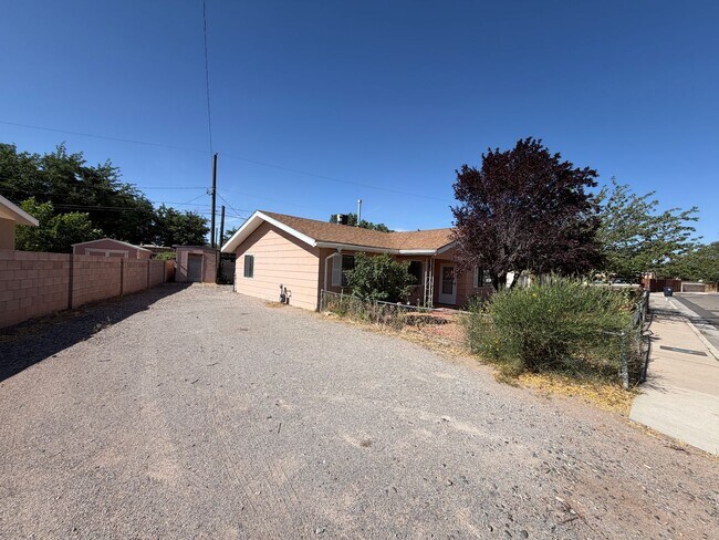 Foto del edificio - 3 Bedroom Single Story Home Available Near 12th St NW & Menaul Blvd NW!
