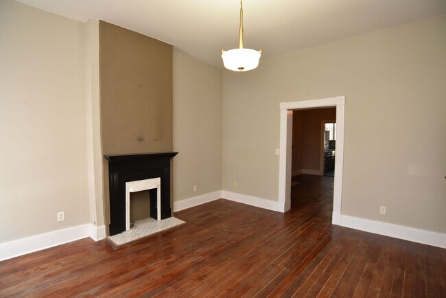 Foto del edificio - Historic Townhome !!