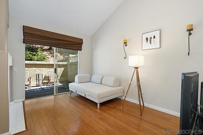 Foto del edificio - Carmel Valley 2BD/2.5BA Townhome w/ 2-Car Garage + Community Pool