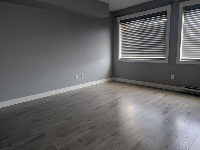 Photo du bâtiment - 46009 Fourth Ave