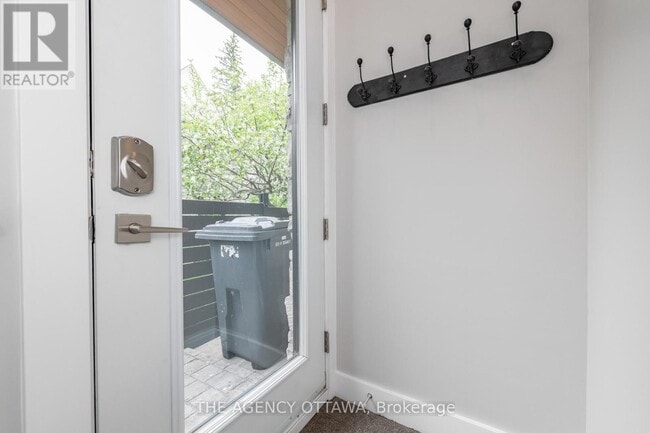 Building Photo - 946 Colonel By Dr