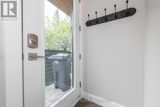 Photo du bâtiment - 946 Colonel By Dr