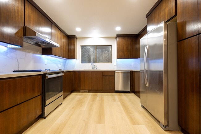 Building Photo - 3320 Judah St