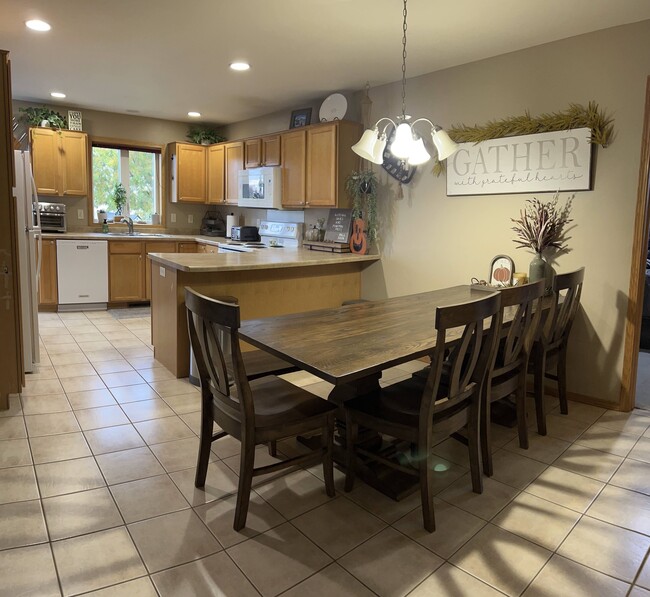 Building Photo - 2258 Spring Meadow Dr
