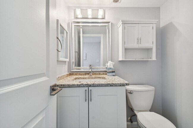 Foto del edificio - Charming 1 Bed, 2 Bath Condo in the Vibran...