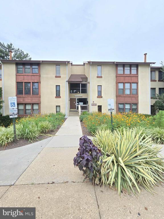 Building Photo - 9645 White Acre Rd