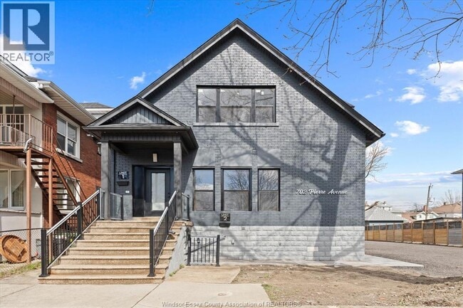 Building Photo - 702 Pierre Ave