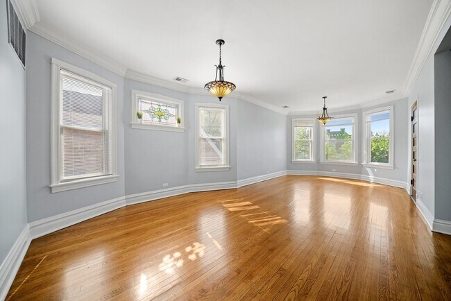 Building Photo - 4116 W Cornelia Ave