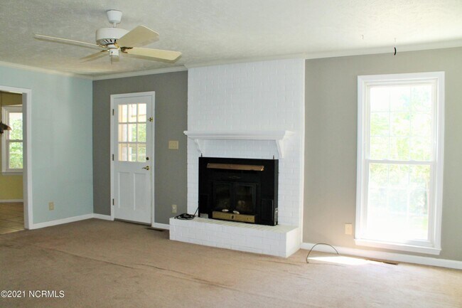 Building Photo - 315 Stoneyfield Dr