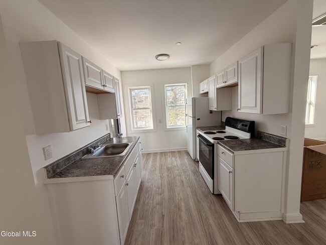 Building Photo - 8 Gardiner St