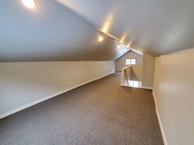 Building Photo - 2 Bedroom 1 Bathroom House For Rent