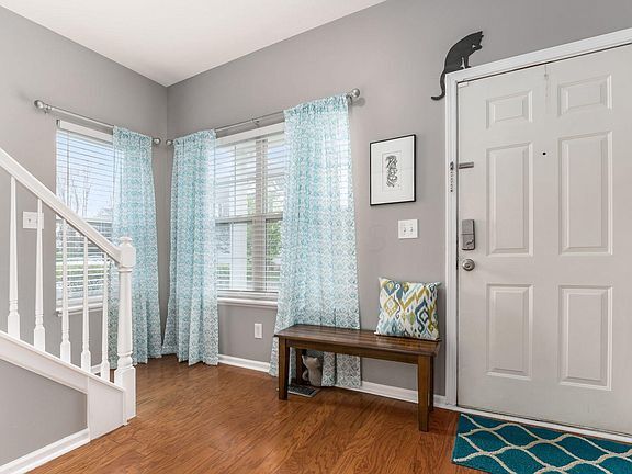 Foyer - 657 Grove Cir