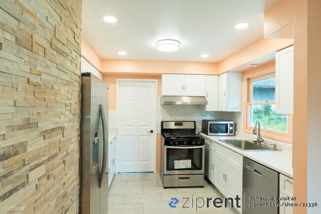 Foto del edificio - 5 br, 3 bath House - 16940 Tracy Ave, Lake...