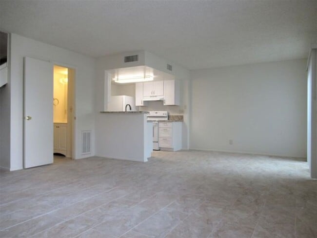 Building Photo - 2 Bedroom - 2 Bath in the Los Lagos Community