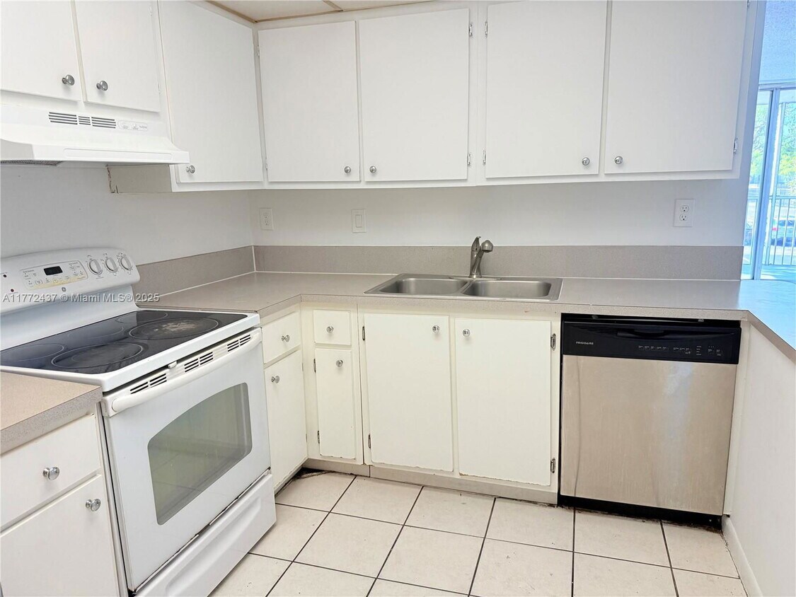Foto principal - 700 NW 214th St