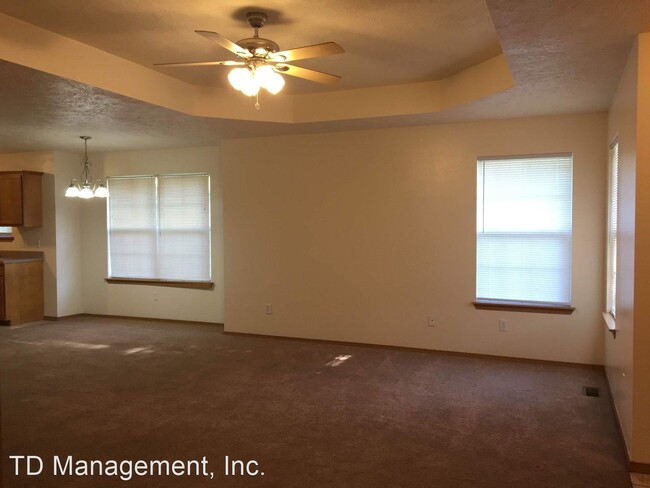Building Photo - 1177 N Westwood Ave