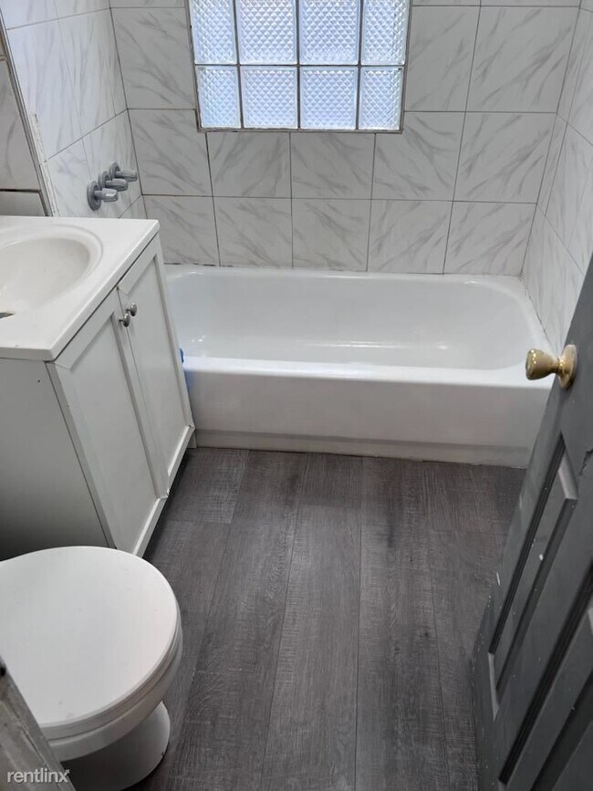 Foto del edificio - 2 br, 1 bath Triplex - 3549 West 129th Str...