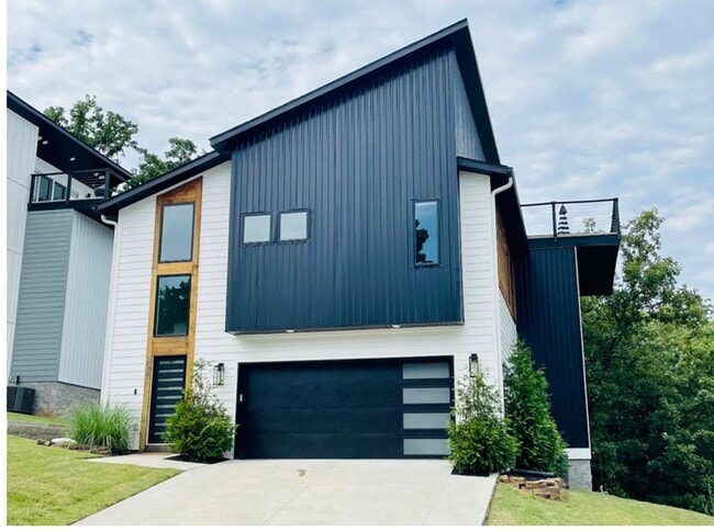 Building Photo - Enjoy Modern Living In Contemporary Three ...