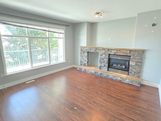 Building Photo - Comfortable Townhome in Eden Park!