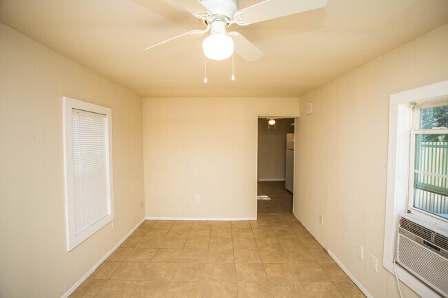 Building Photo - Lovely Rear Unit with a Yard!