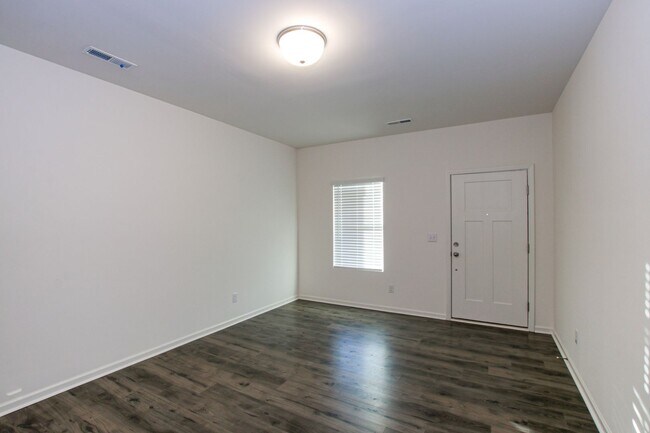 Foto del edificio - BEAUTIFUL 3BD/2.5BTH Townhome - Belmont - JULY MOVE IN