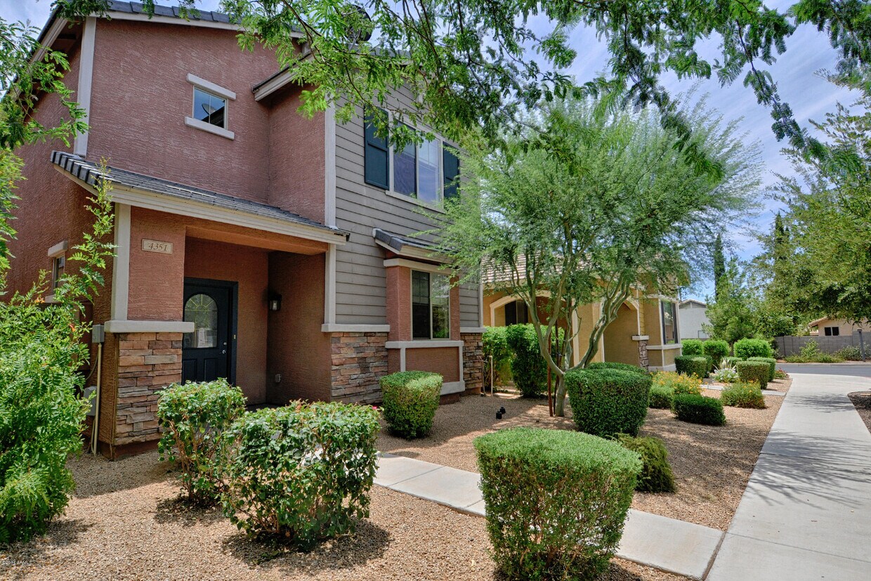 Foto principal - 4351 E Selena Dr