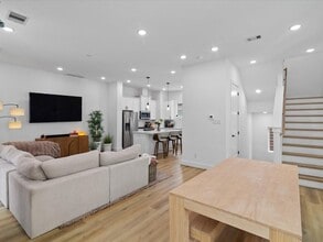 Building Photo - 3026 Live Oak St