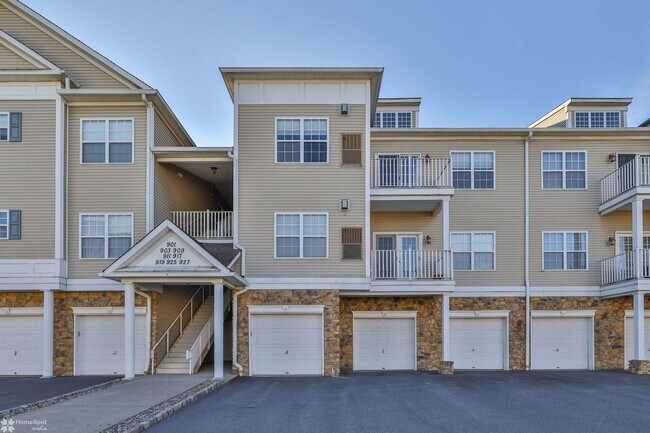 Building Photo - Bright, spacious 2-bedroom / 2-bath condo available now!