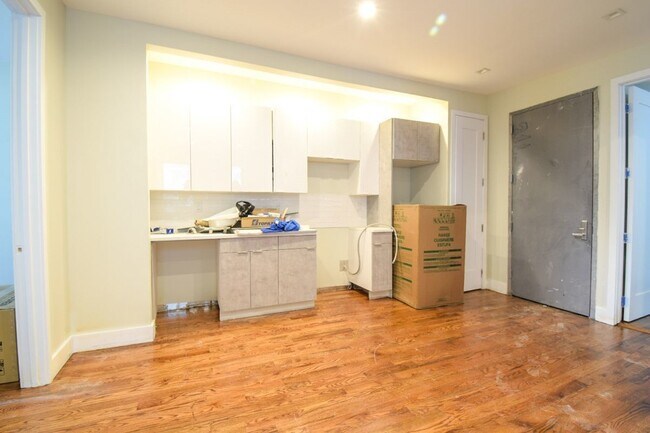Building Photo - 566 Williams Ave