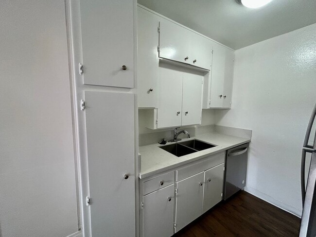 Foto del edificio - First Floor 2 Bedroom, 2 Bathroom on Sapphire with Parking