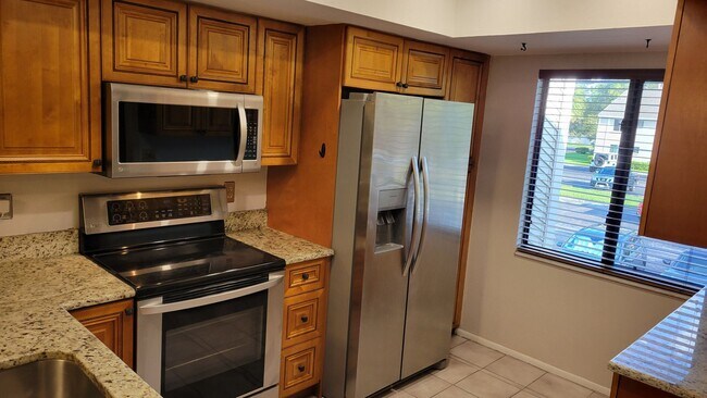 Building Photo - Annual unfurnished renovated 2/2 2nd floor...