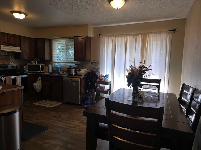 Foto del edificio - Spacious 5-Bedroom Bi-Level Home Near F.E. Warren AFB!