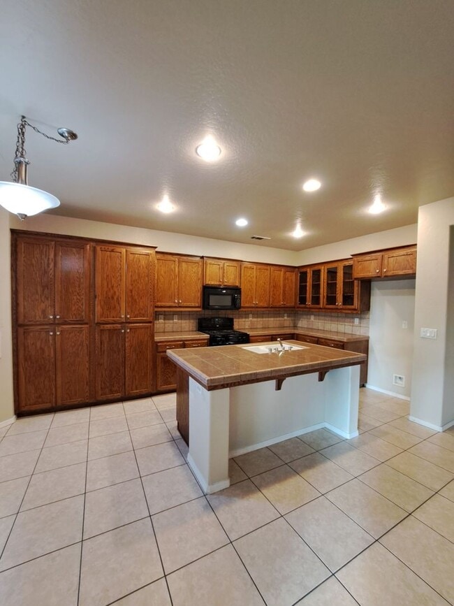 Building Photo - Spacious 2-Story Fresno Home with Bonus Room!