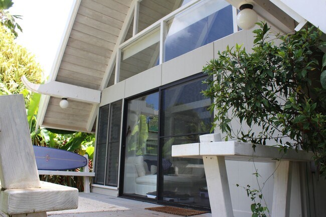 Building Photo - North Shore living at its finest.