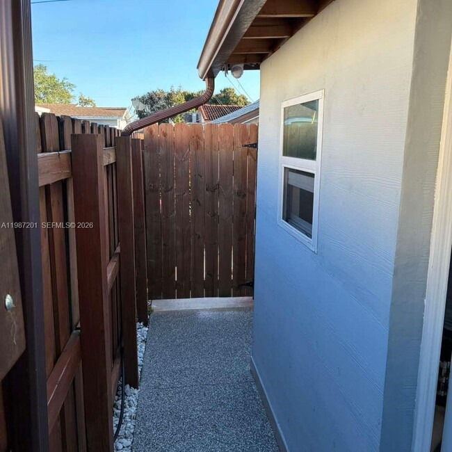 Foto del edificio - 6720 Charleston St