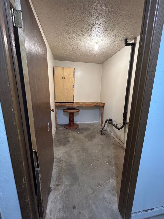 Building Photo - 3 bedroom Updated Townhouse!!