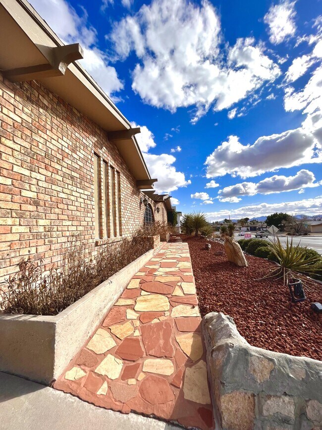 Foto del edificio - 6408 Westwind Dr