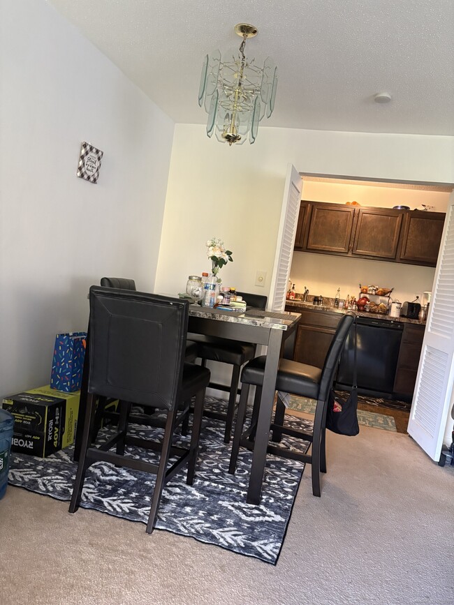 Foto del edificio - 962 High Path Rd