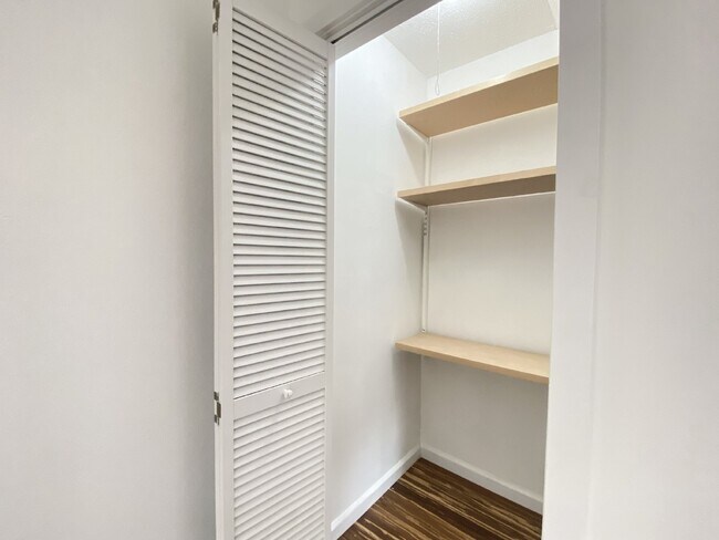 Building Photo - 2 + 1.5 Townhouse within a Gated Community...