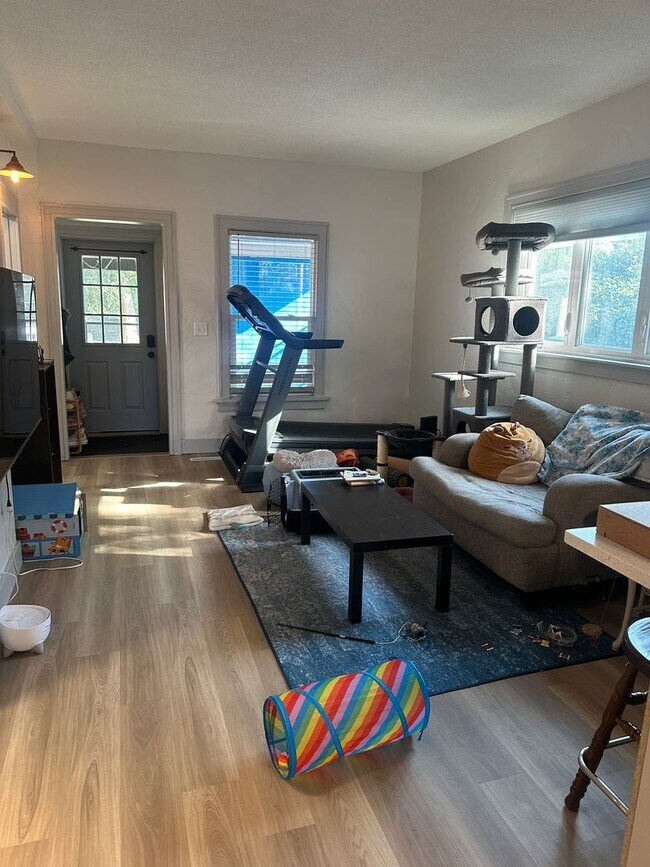 Foto del edificio - RENOVATED 2 BEDROOM HOME  -  PETS WELCOME ...
