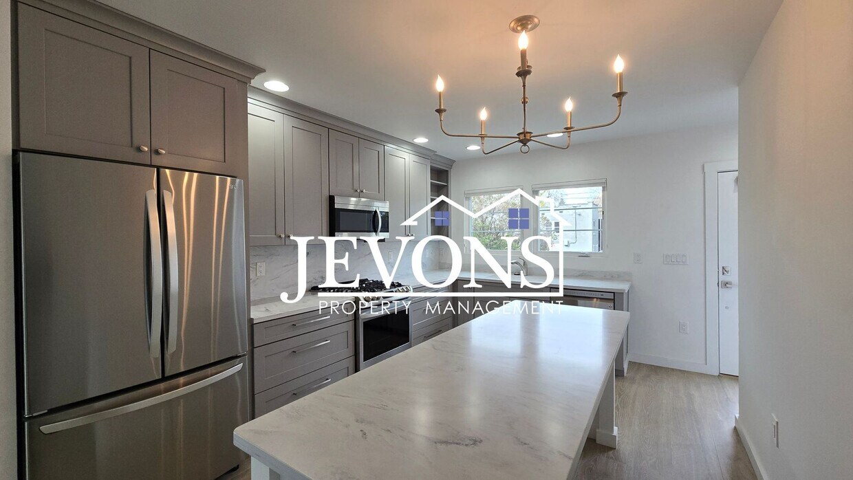 Foto del edificio - Coming soon! Charming White Bungalow with Modern Upgrades in the Heart of Yakima
